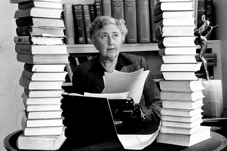 Matka jí zakázala číst, později prodala 2 miliardy výtisků. Agatha Christie čtenáře geniálně vodila za nos