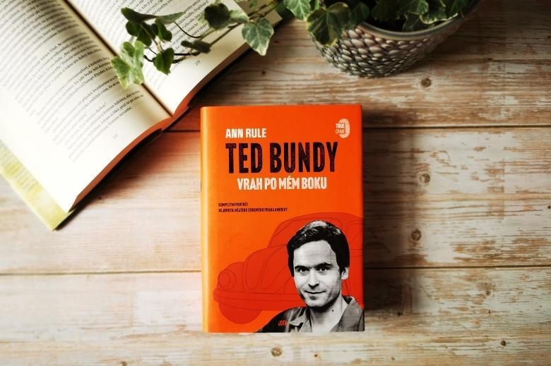 Ted Bundy, na jedné straně lamač dívčích srdcí, na straně druhé bezcitný muž a bestiální vrah