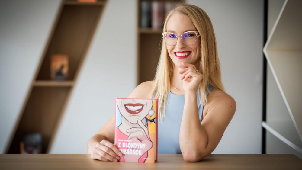 Z blondýny zubařkou, podruhé: Hedvika Kaplánová v nové knize servíruje černý humor i nečekané příběhy z praxe