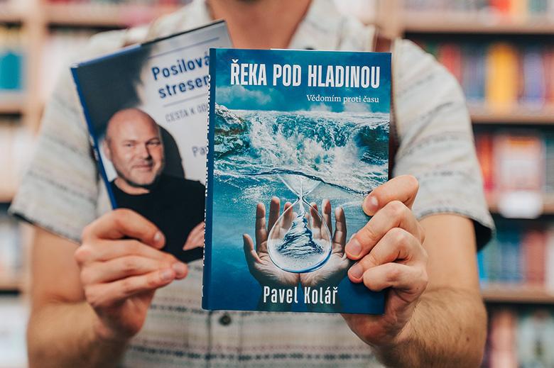 Známý český fyzioterapeut Pavel Kolář má na kontě novou knihu – román Řeka pod hladinou. Zavede v ní čtenáře pod hladinu divoké řeky i pod hladinu vědomí