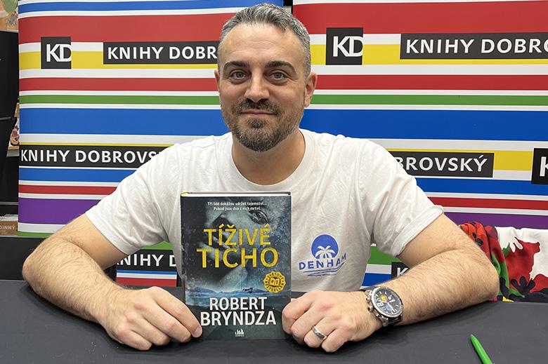 Robert Bryndza: "V Česku si připadám jako rocková hvězda." Autor thrillerů, ze kterých se pravidelně stávají bestsellery, ve volném čase nejraději čte historické romány a sci-fi
