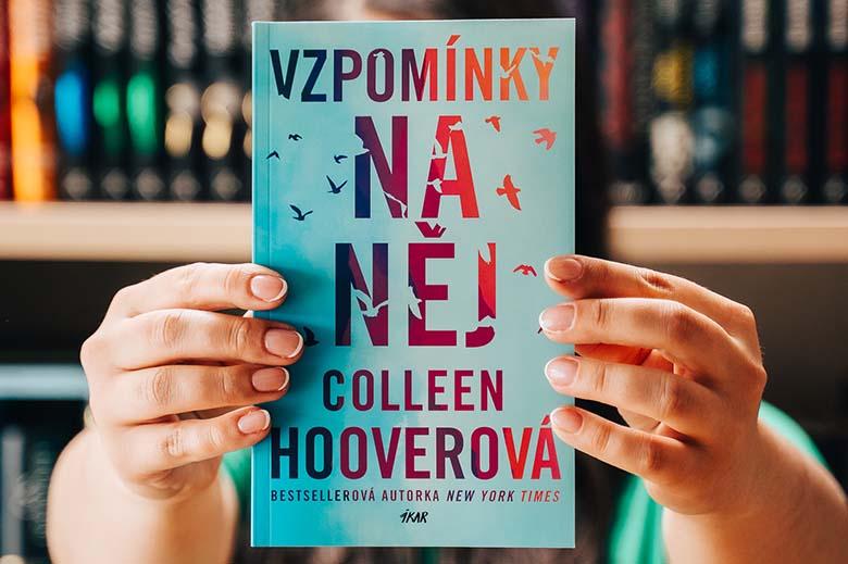 Novinka Colleen Hooverové je emocionální bomba! Kniha "Vzpomínky na něj" je příběhem o lásce a překonávání předsudků společnosti