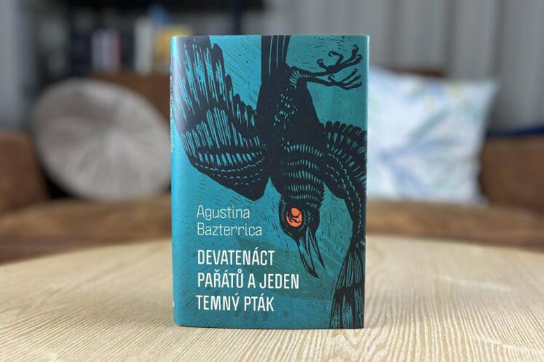 Geniální autorka loňského bestselleru Znamenitá mrtvola se vrací s temnou sbírkou povídek Devatenáct pařátů a jeden temný pták