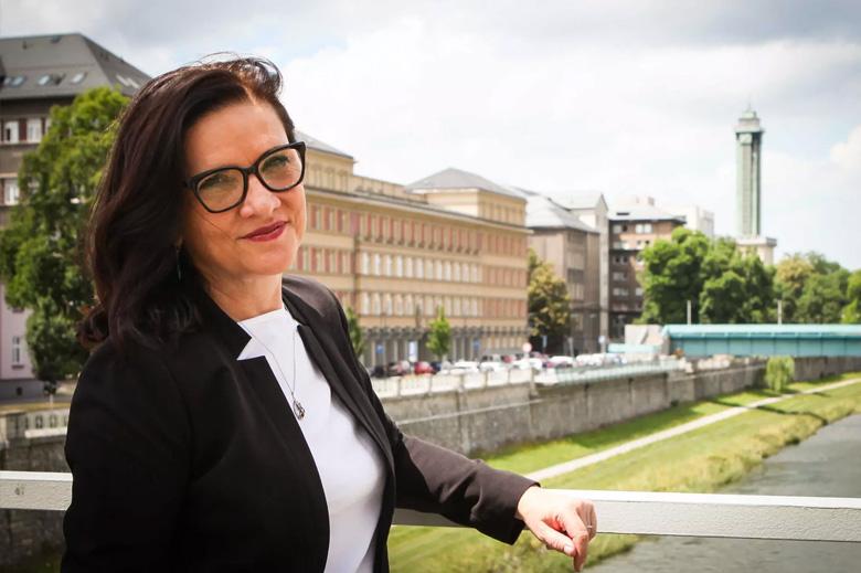 „Nejdůležitější je pro mě genius loci.“ Ostravská spisovatelka Eva Tvrdá ve svém novém románu popisuje proměny ženské role během dvacátého století