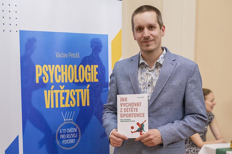 Václav Petráš: „Rodiče jsou klíčoví v jakékoli oblasti dětského života – včetně sportu." Jak vychovat z dítěte sportovce – to se dozvíte ve stejnojmenné knize