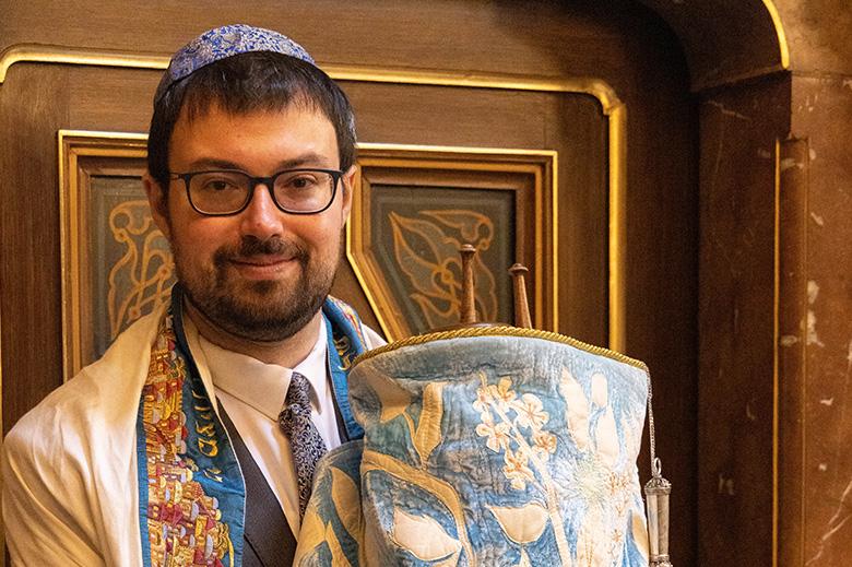 "Jako rabín vysvětluji, co říká tradice, ale je na každém, aby se rozhodl, jak bude vypadat jeho vlastní rituální praxe." Rabín David Maxa v knize Mazal tov! osvětluje židovská témata