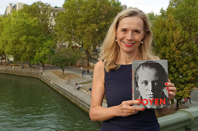 Obsáhlá a velkoryse ilustrovaná biografie Toyen se čte jako detektivní román. Režisérka a spisovatelka Andrea Sedláčková se ve své knize vydává po stopách nekonvenční umělkyně.