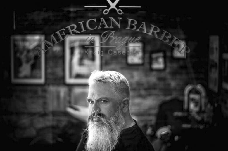 Barberem jsem chtěl být už jako malý, říká Kraig Casebier, americký barber, který si otevřel barber shop v Praze