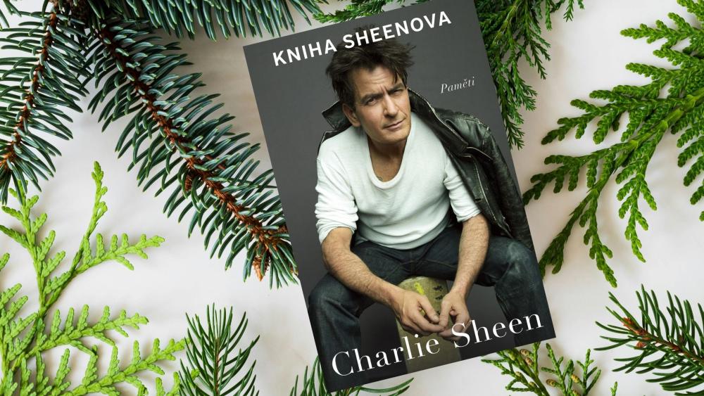 Sláva, pád a smích skrz bolest: Kniha Sheenova jako road movie na papíře