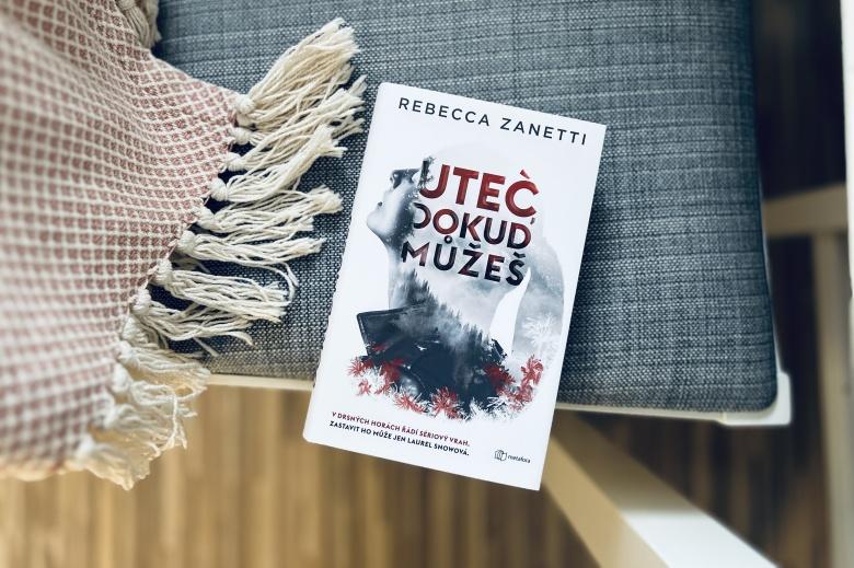 Rebecca Zanetti debutuje na českém knižním trhu thrillerem, kde zvrácený sériový vrah zanechává zohavená těla mladých žen